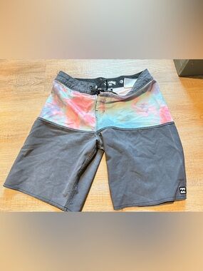 Billabong Black and White Boardshorts Waistband size 28